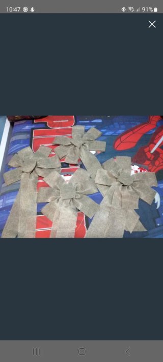 Lazos de tela marrones y rojos