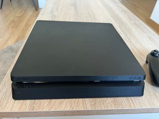 Ps4 Negra con 2 Controles
