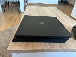 Ps4 Negra con 2 Controles
