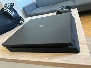 Ps4 Negra con 2 Controles