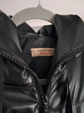 Chaleco acolchado negro con capucha