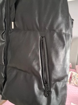 Chaleco acolchado negro con capucha