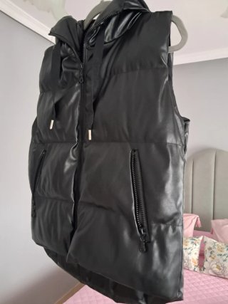 Chaleco acolchado negro con capucha