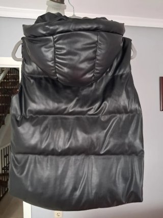 Chaleco acolchado negro con capucha