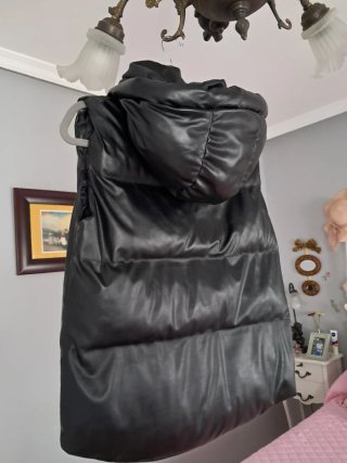 Chaleco acolchado negro con capucha