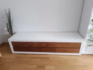 Mueble bajo blanco y madera