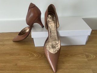 Zapatos de tacón Pedro García marrones y dorados