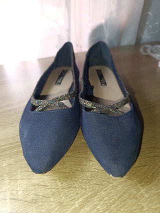 Zapatos planos elegantes punta azul