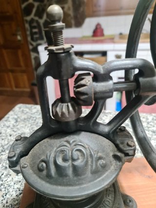 Molinillo de café antiguo con rueda