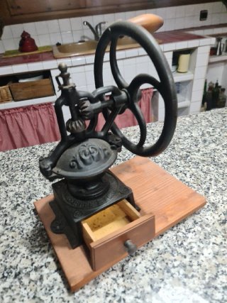 Molinillo de café antiguo con rueda