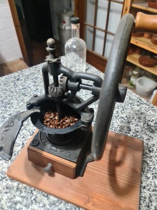 Molinillo de café antiguo con rueda