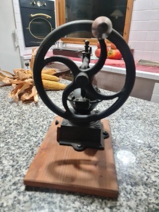 Molinillo de café antiguo con rueda