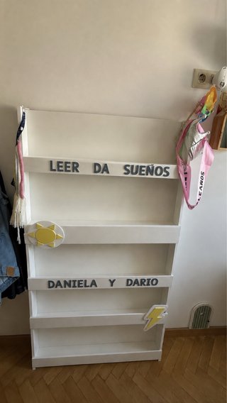 Librería infantil blanca