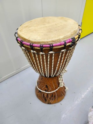 Yembé de madera tallada