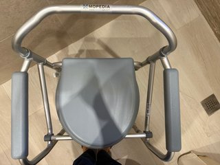 Silla de baño adaptada con ruedas