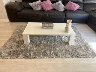 Alfombra moderna salón gris de pelo semilargo
