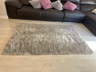 Alfombra moderna salón gris de pelo semilargo