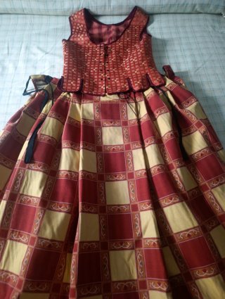 Traje Regional Rojo y Amarillo