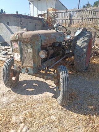 Tractor antiguo y dos ruedas traseras completas