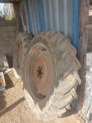 Tractor antiguo y dos ruedas traseras completas