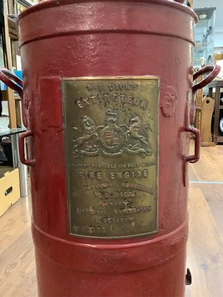 Antiguo extintor rojo gean tamaño