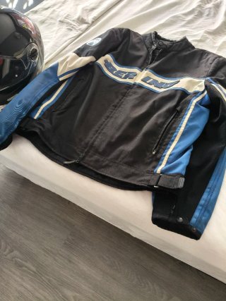 Siempre Garaje, Sr 70 años. Baúl ,casco y cazadora