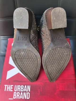 Botines Xti con pedrería