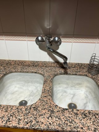 Fregadero doble de mármol y grifería