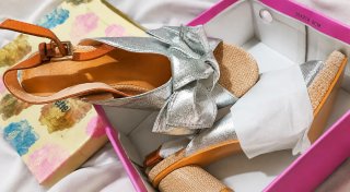 Zapatos de tacón plateados con lazo