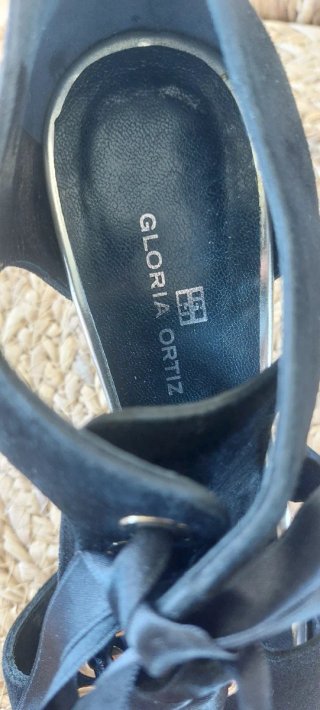 Zapatos Gloria Ortiz negros y dorados