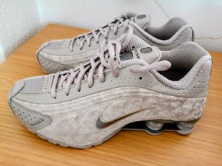 Zapatillas Nike Shox plateadas y grises
