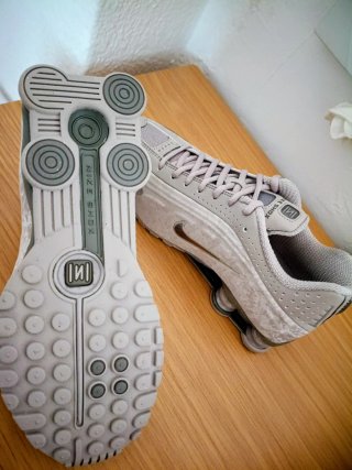 Zapatillas Nike Shox plateadas y grises