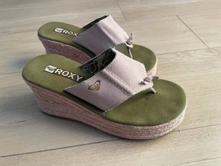Sandalias cuña Roxy verde y rosa