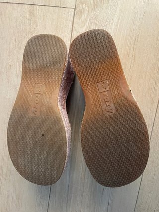Sandalias cuña Roxy verde y rosa