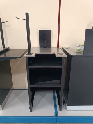 Mostrador negro con estante lateral
