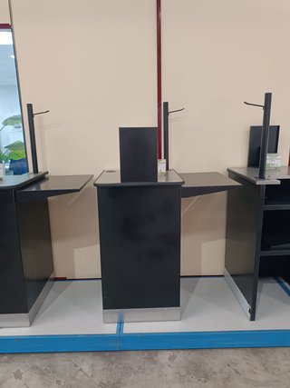 Mostrador negro con estante lateral