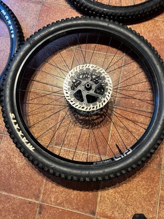 Juego Ruedas Enduro Boost completas con neumáticos