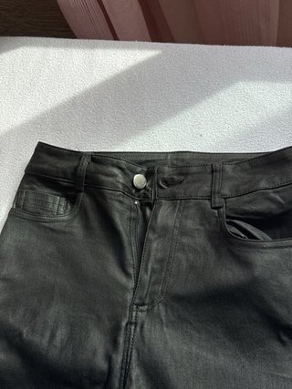 Pantalones campana efecto piel-cuero