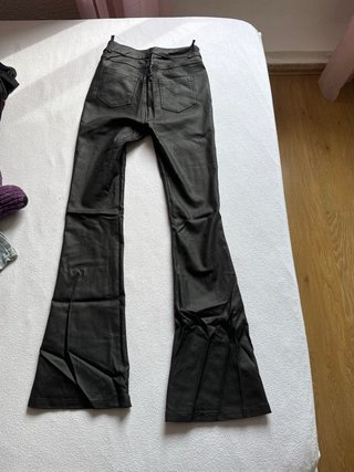 Pantalones campana efecto piel-cuero