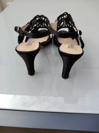 Sandalias de verano negras con encaje