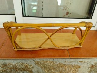 Estantería de bambú y madera