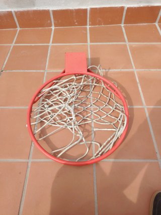Aro de baloncesto rojo con red