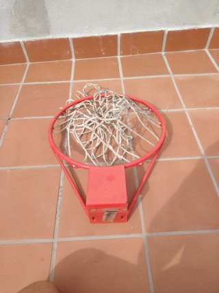 Aro de baloncesto rojo con red