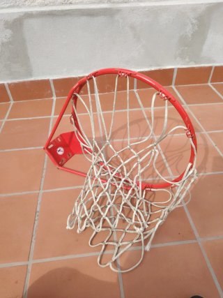 Aro de baloncesto rojo con red