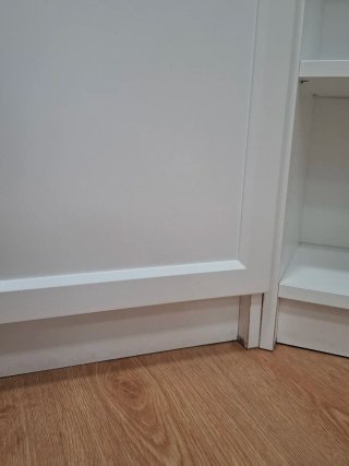 Librería BILLY con puertas de cristal