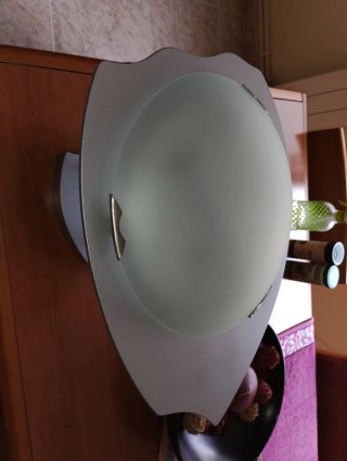 Lámpara de techo gris y blanca