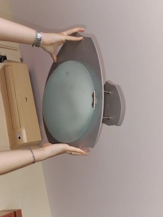 Lámpara de techo gris y blanca