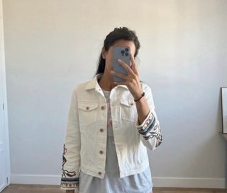 Chaqueta vaquera con bordados y abalorios