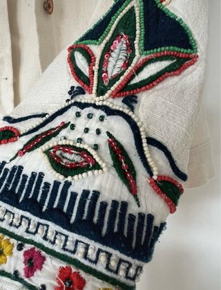 Chaqueta vaquera con bordados y abalorios