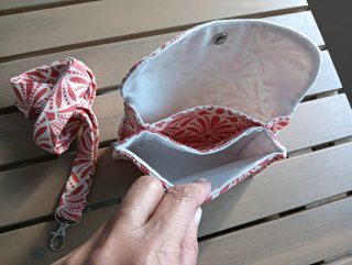 Conjunto cartera y cuelga móvil estampado